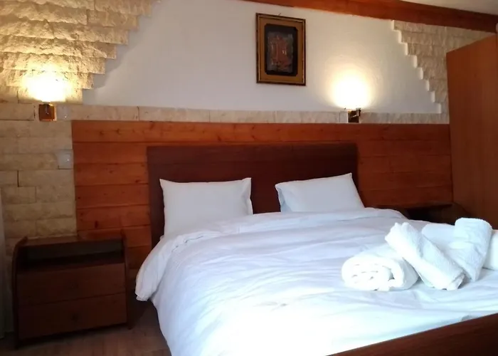 το πετρινο 3* Káto Loutrákion